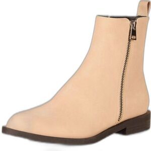 Brand new Women’s Exterior Zip Flat Ankle Boots 9.5 NWT Beige Comfortable & Chic
